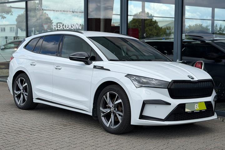 Hvid Skoda Enyaq fra 2023 set udefra