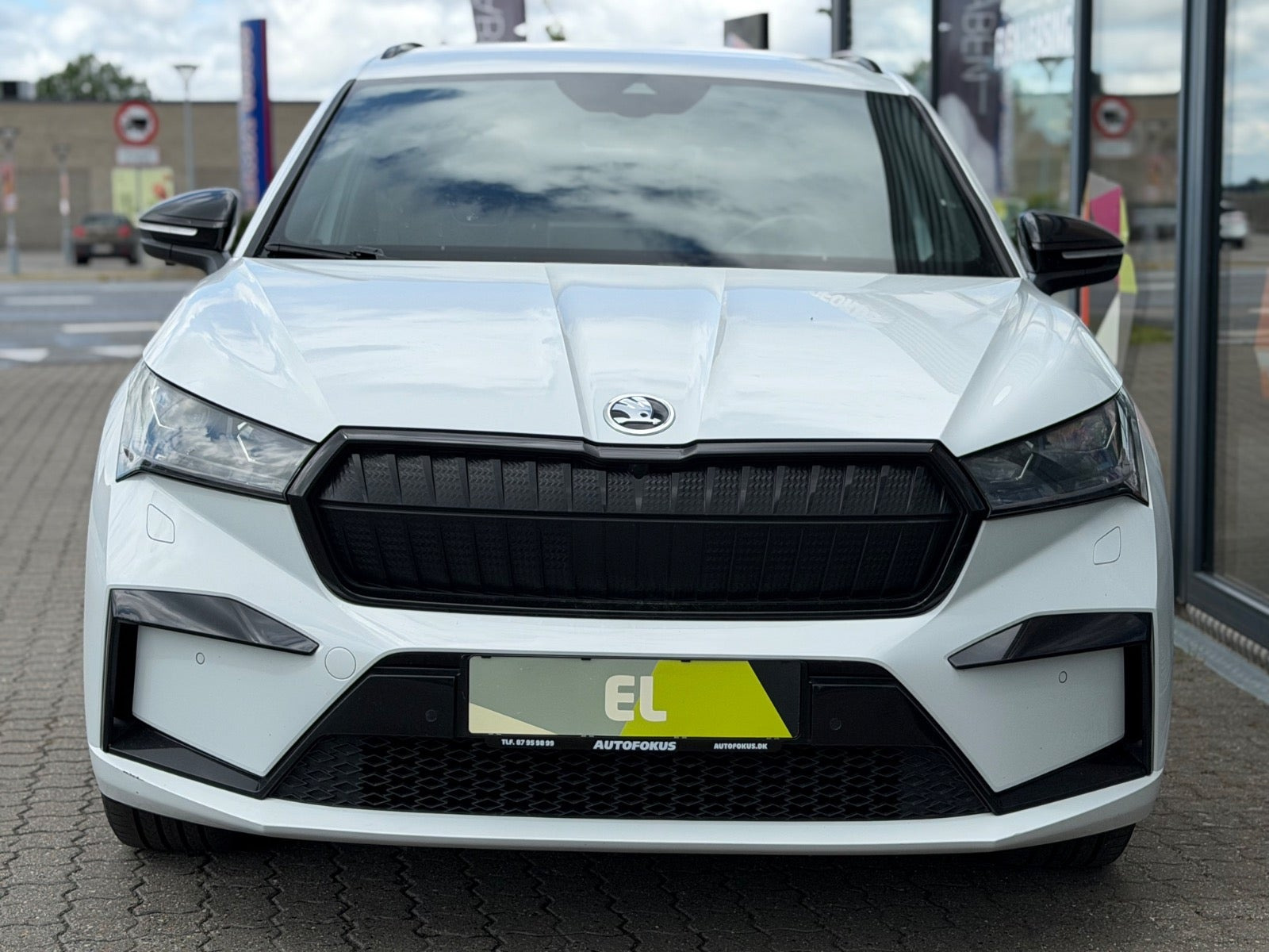 Hvid Skoda Enyaq fra 2023