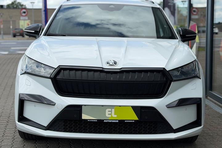 Hvid Skoda Enyaq fra 2023
