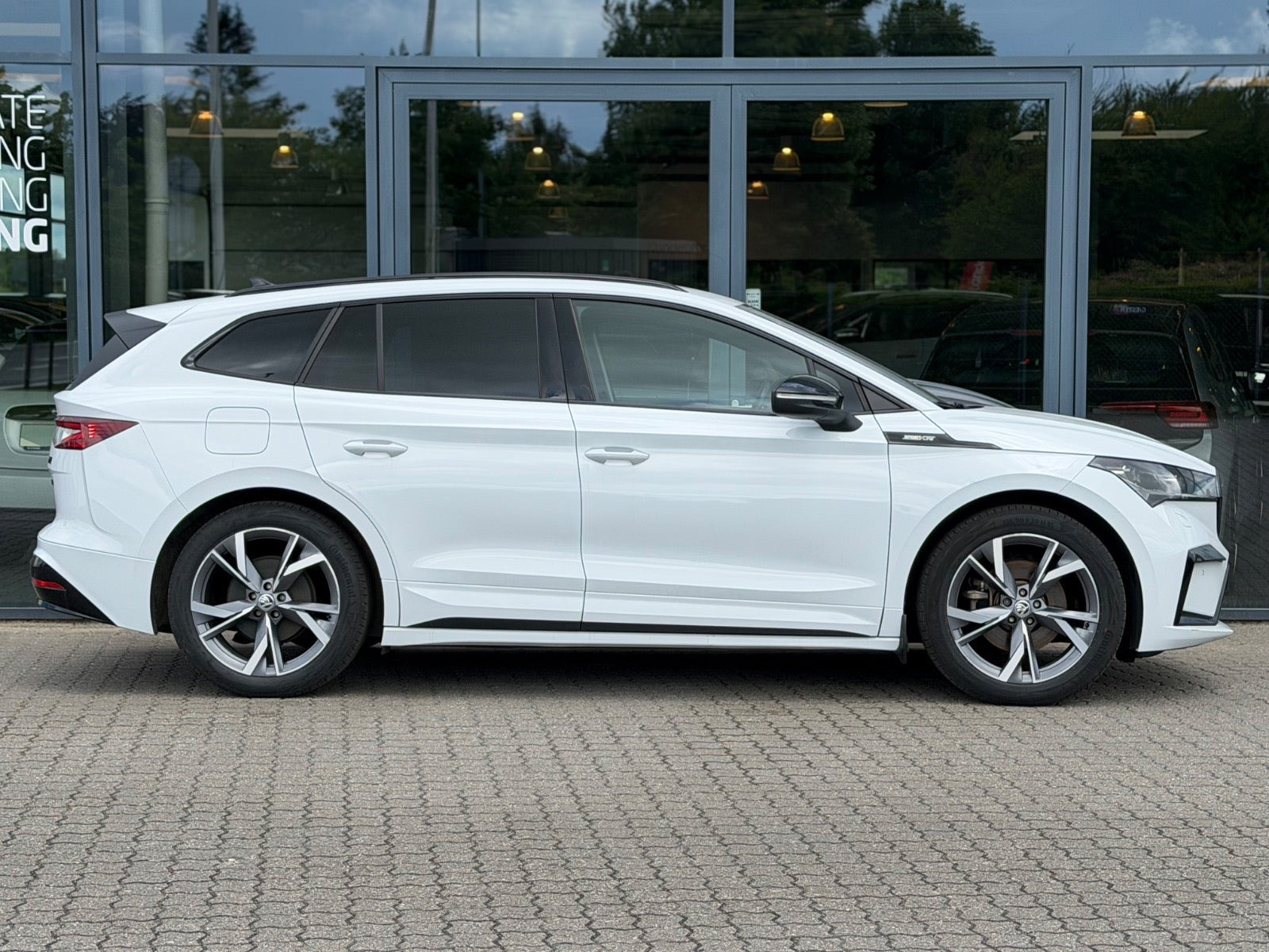 Hvid Skoda Enyaq fra 2023