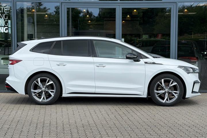 Hvid Skoda Enyaq fra 2023
