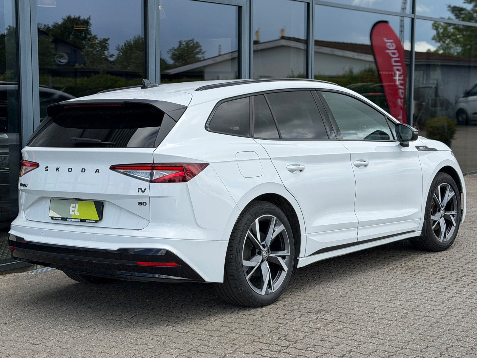 Hvid Skoda Enyaq fra 2023