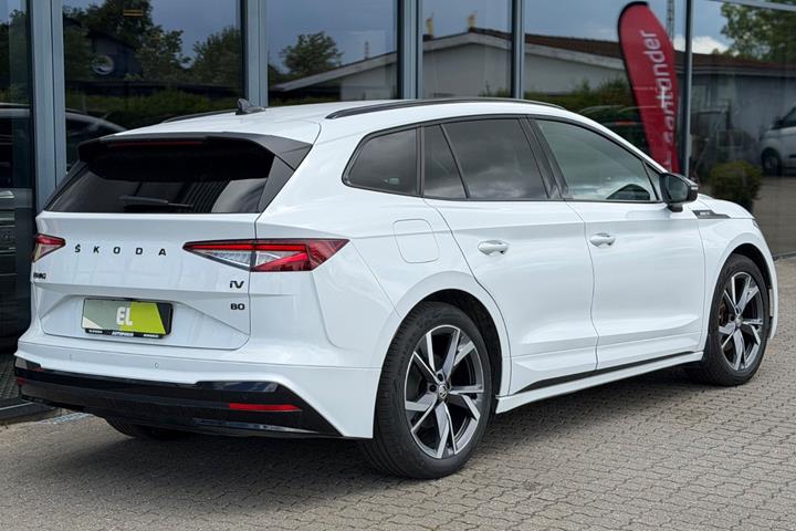 Hvid Skoda Enyaq fra 2023