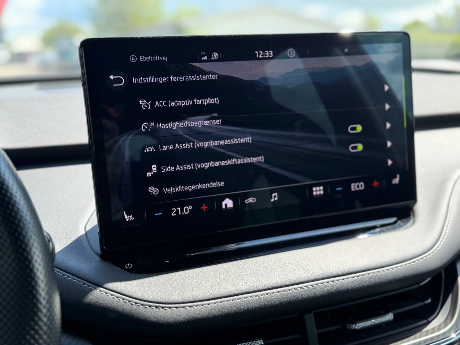 Hvid Skoda Enyaq fra 2023