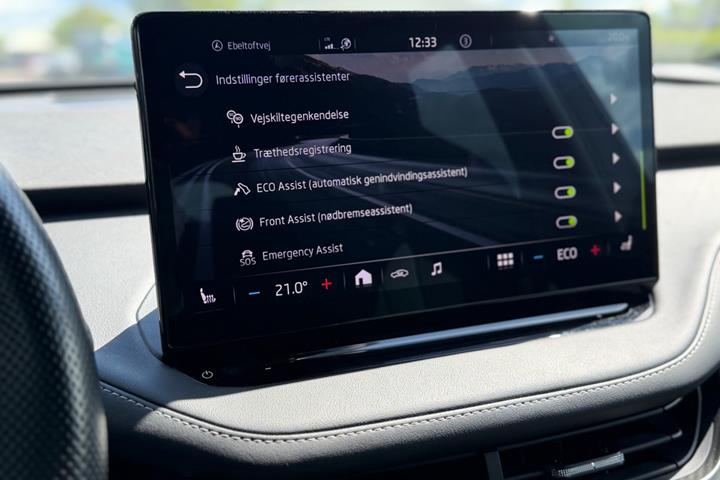 Hvid Skoda Enyaq fra 2023