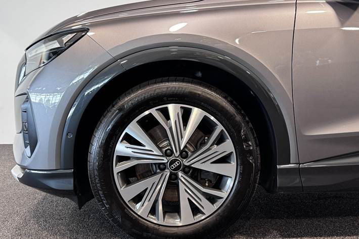 Grå Audi Q4 e-tron fra 2023