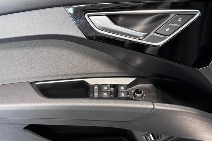 Grå Audi Q4 e-tron fra 2023