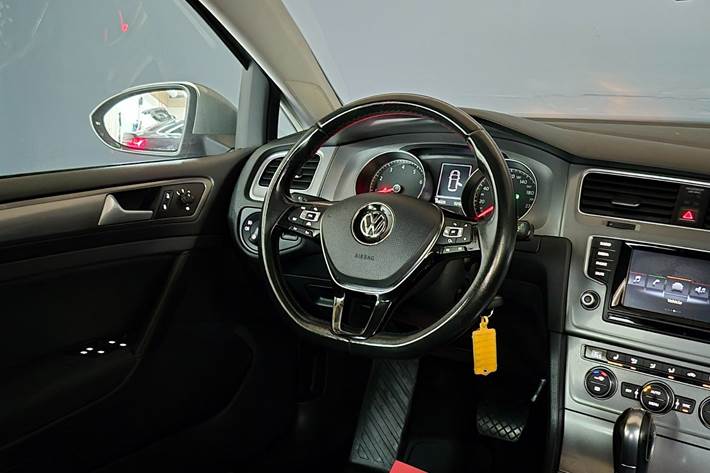 Hvid VW Golf VII fra 2015