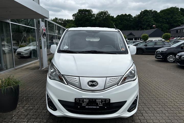 Hvid BYD eTP3 fra 2022 set udefra