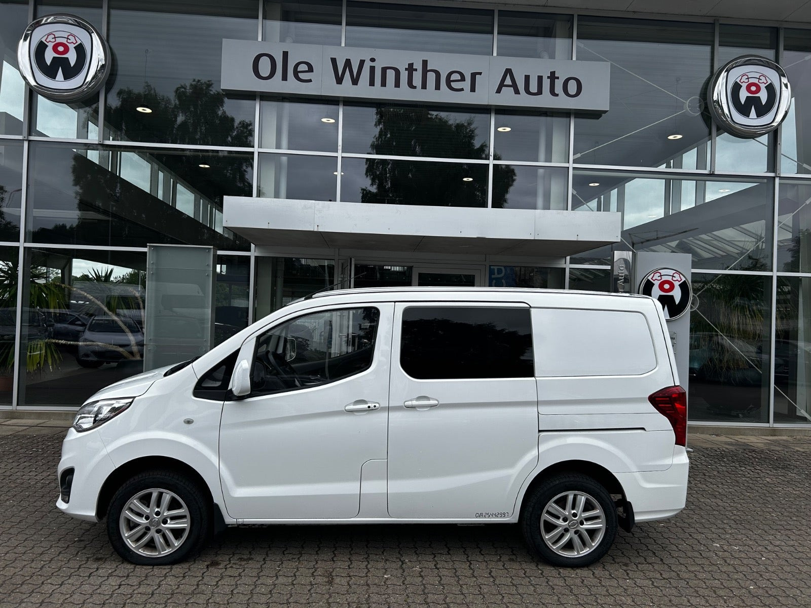 Hvid BYD eTP3 fra 2022 set udefra