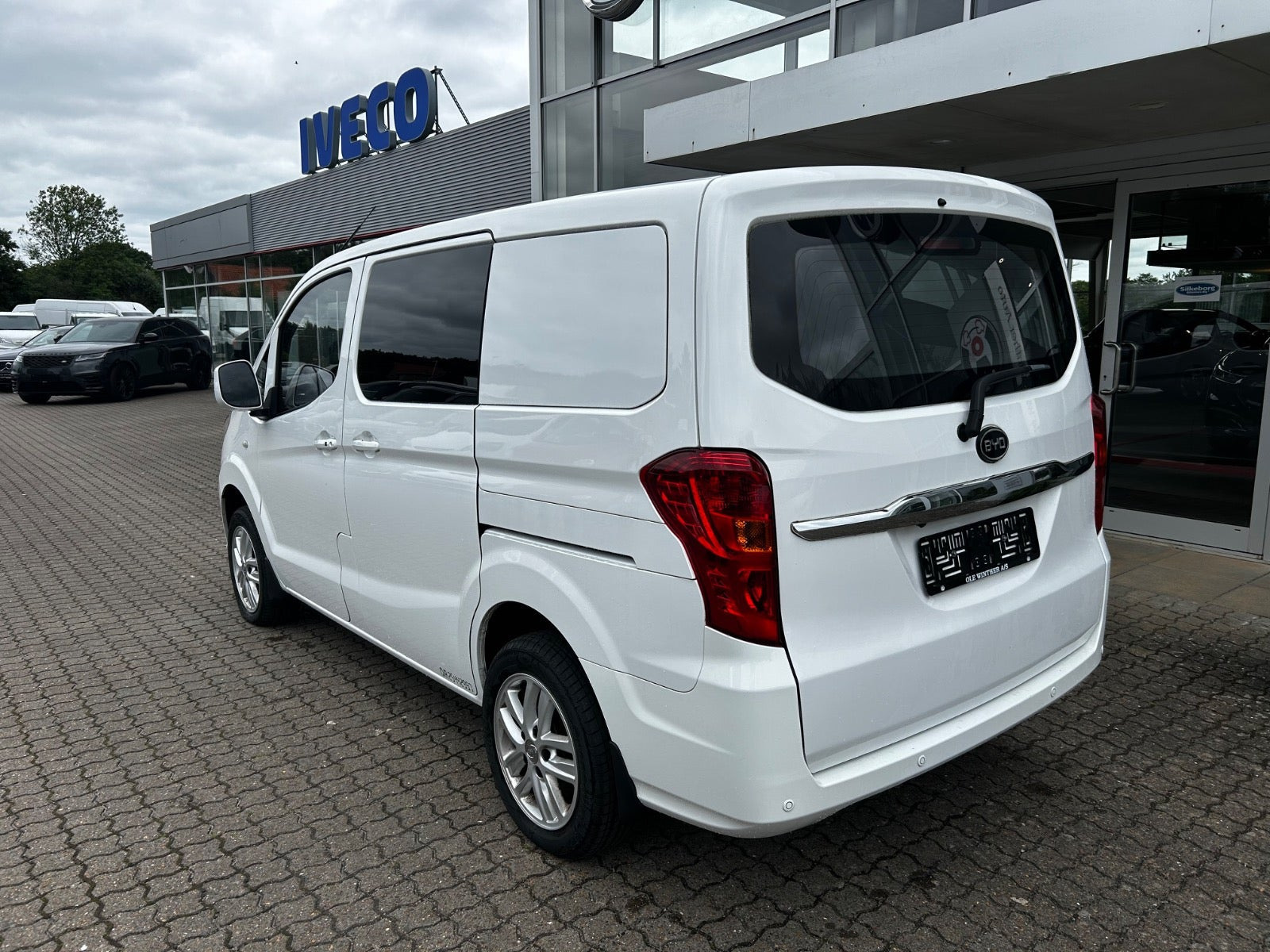 Hvid BYD eTP3 fra 2022 set udefra