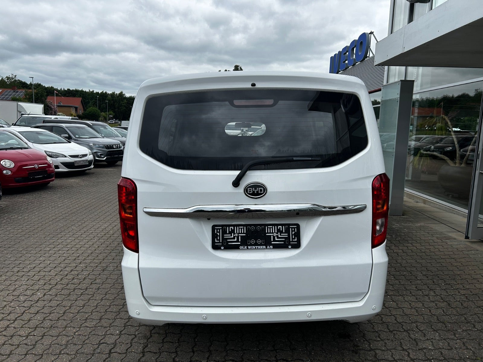 Hvid BYD eTP3 fra 2022 set udefra