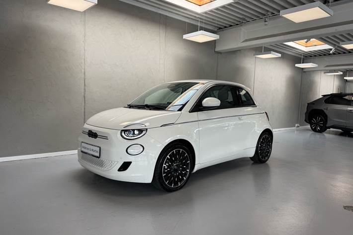 Hvid Fiat 500e fra 2023