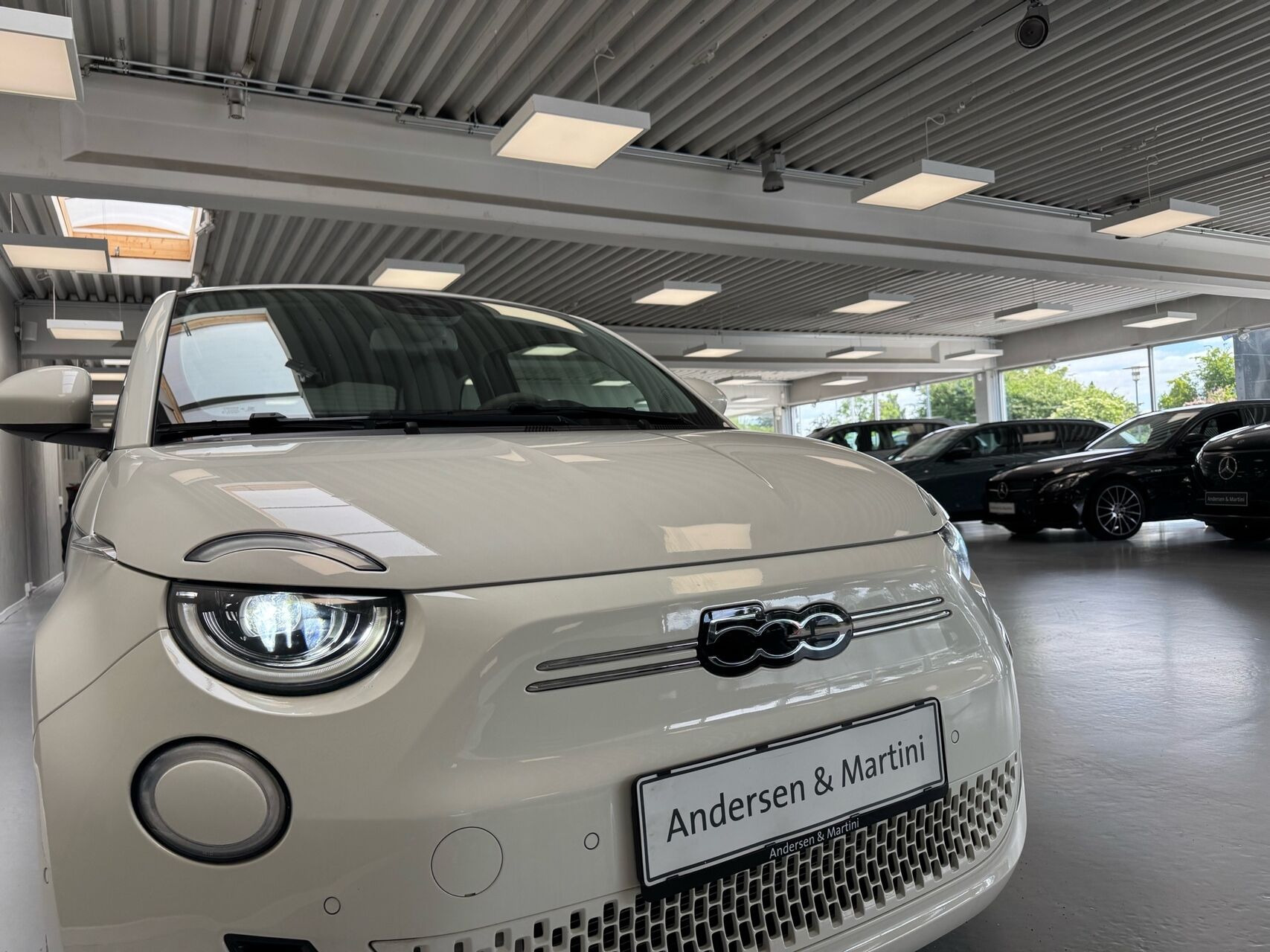 Hvid Fiat 500e fra 2023