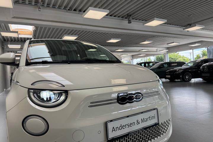 Hvid Fiat 500e fra 2023
