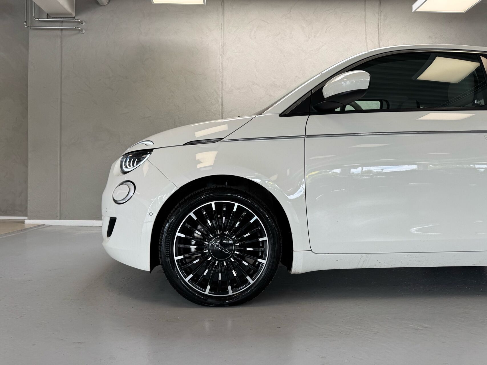 Hvid Fiat 500e fra 2023