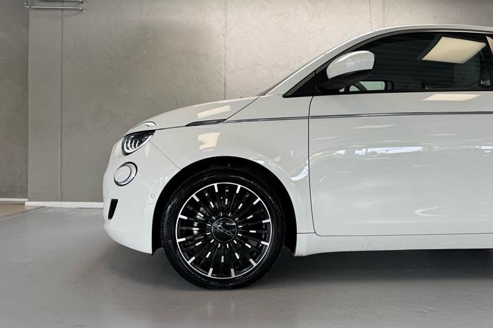 Hvid Fiat 500e fra 2023