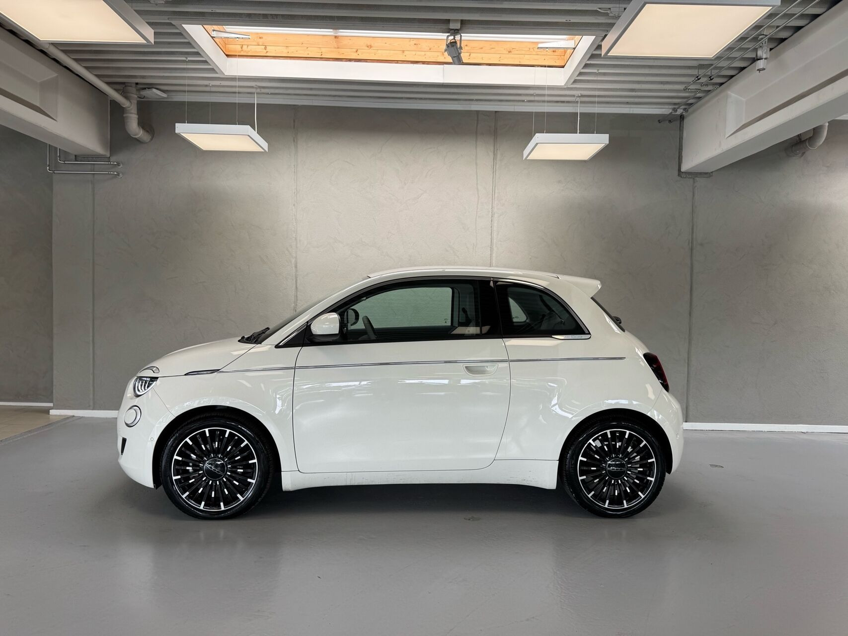 Hvid Fiat 500e fra 2023
