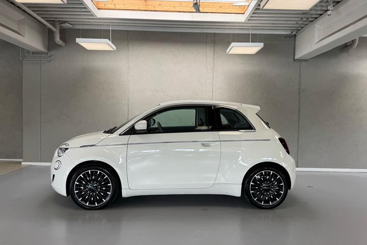 Hvid Fiat 500e fra 2023