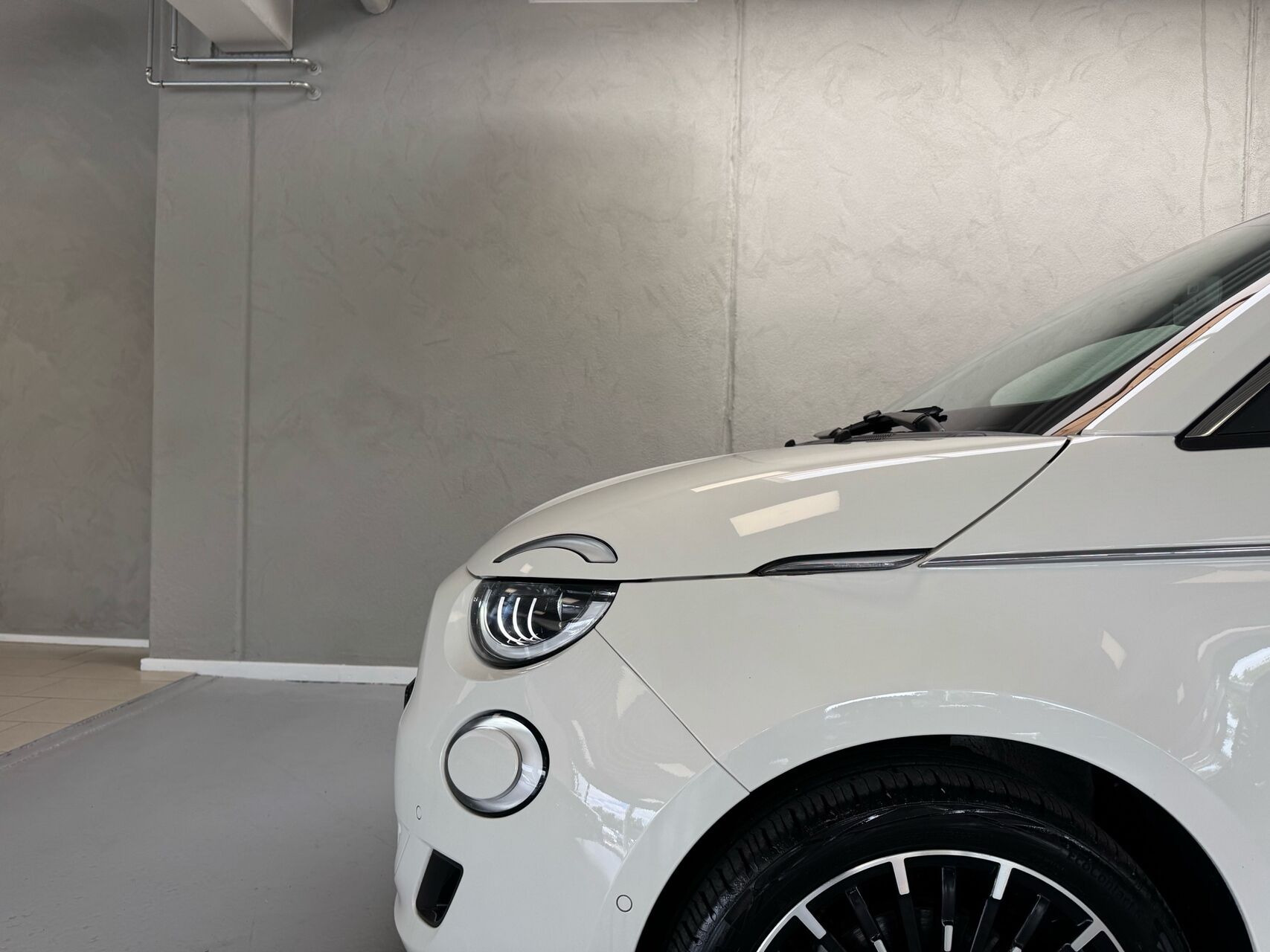 Hvid Fiat 500e fra 2023