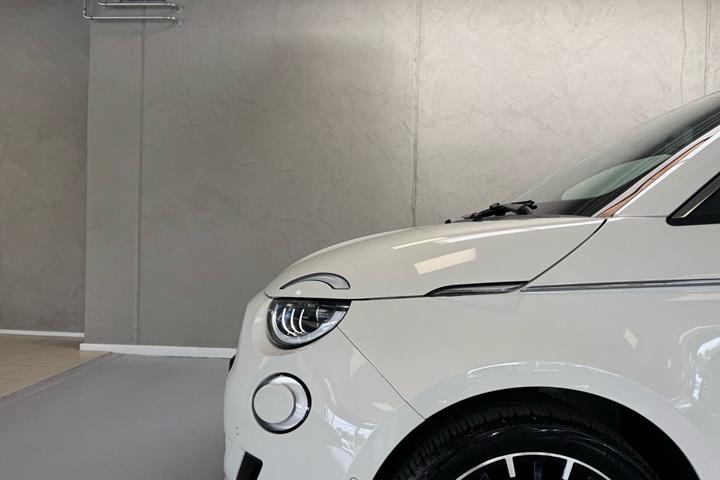 Hvid Fiat 500e fra 2023