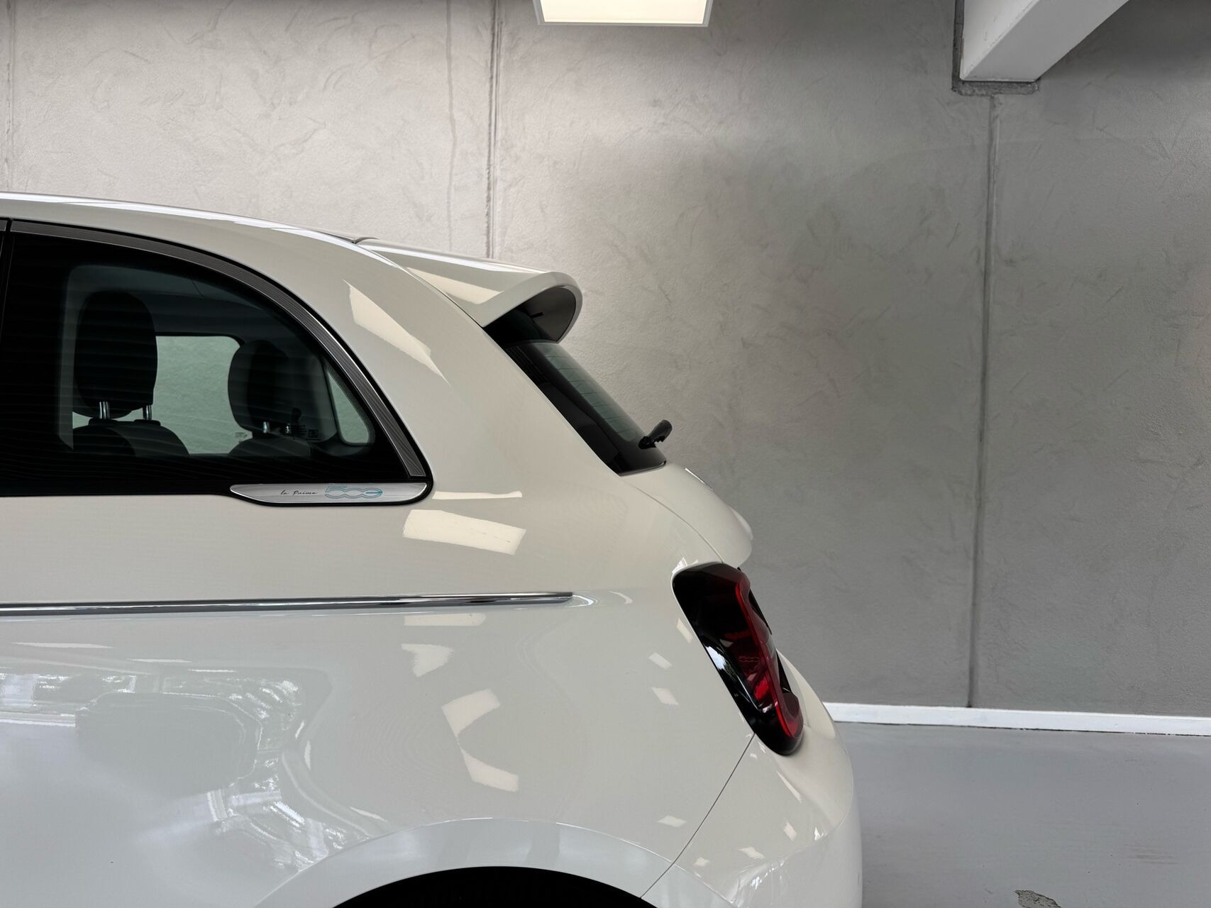 Hvid Fiat 500e fra 2023