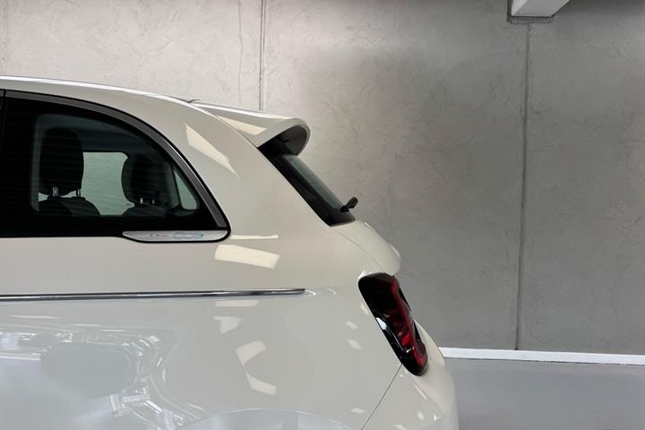Hvid Fiat 500e fra 2023