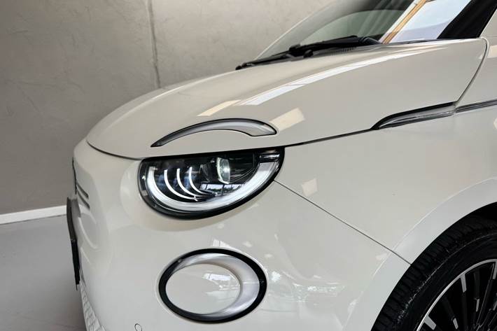 Hvid Fiat 500e fra 2023