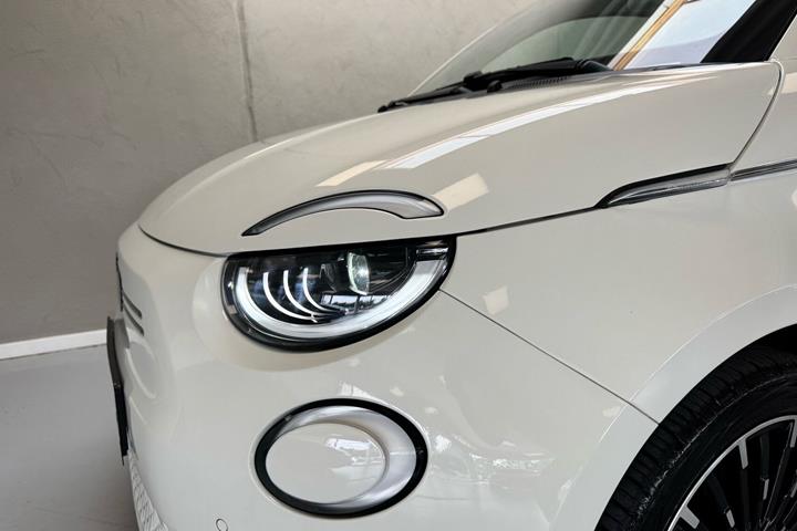 Hvid Fiat 500e fra 2023