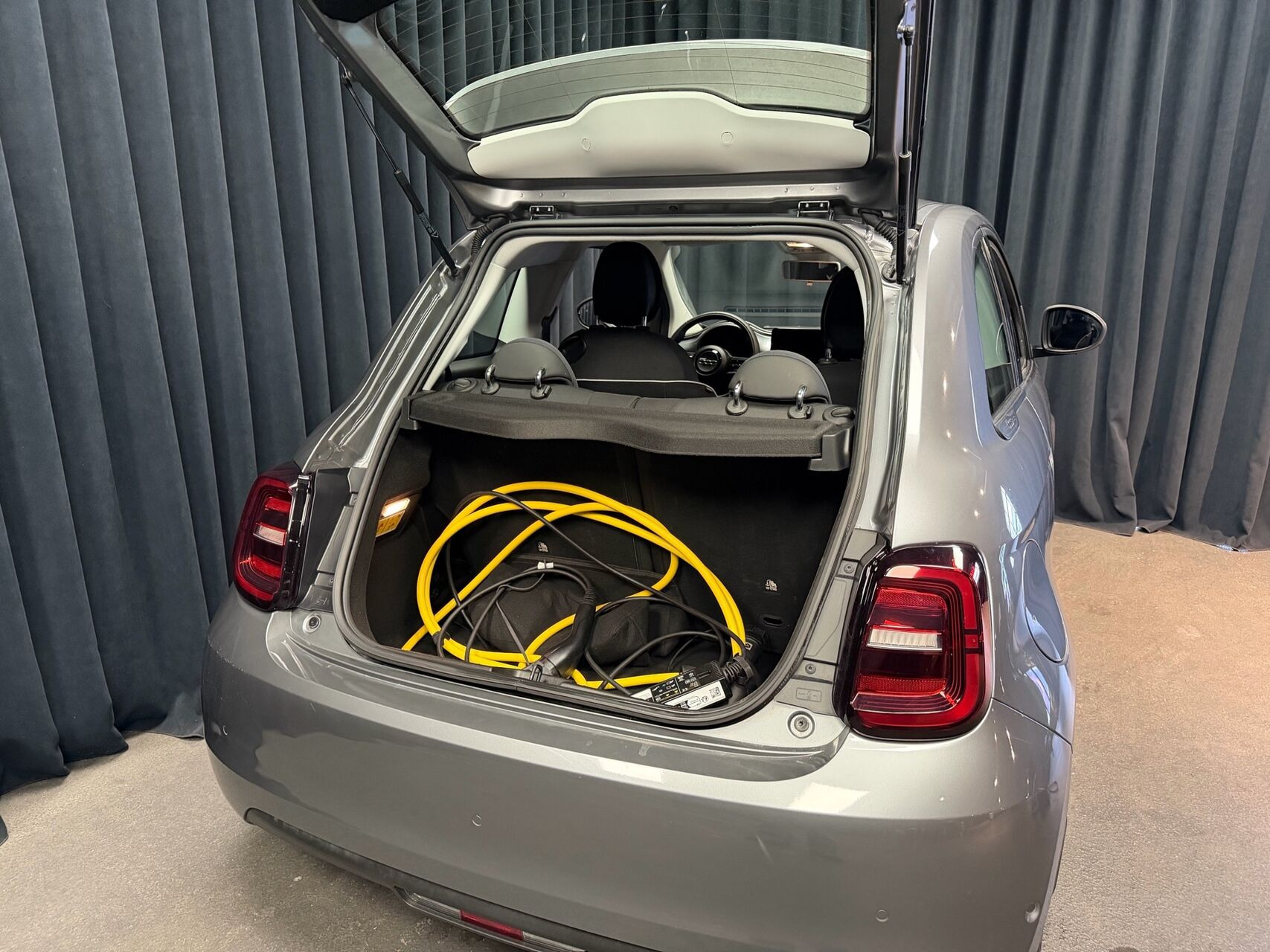 Grå Fiat 500e fra 2023