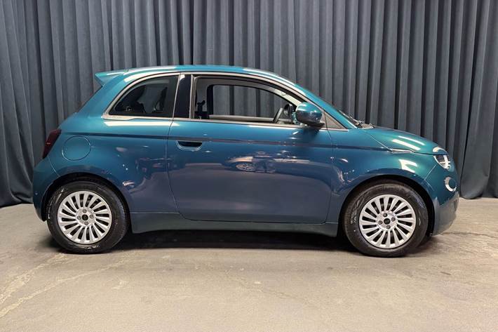 Blå Fiat 500e fra 2023