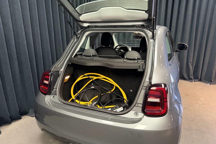 Grå Fiat 500e fra 2023