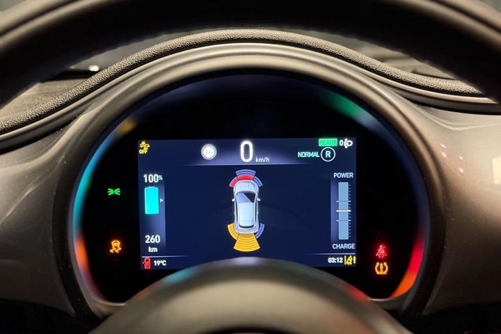 Grå Fiat 500e fra 2023
