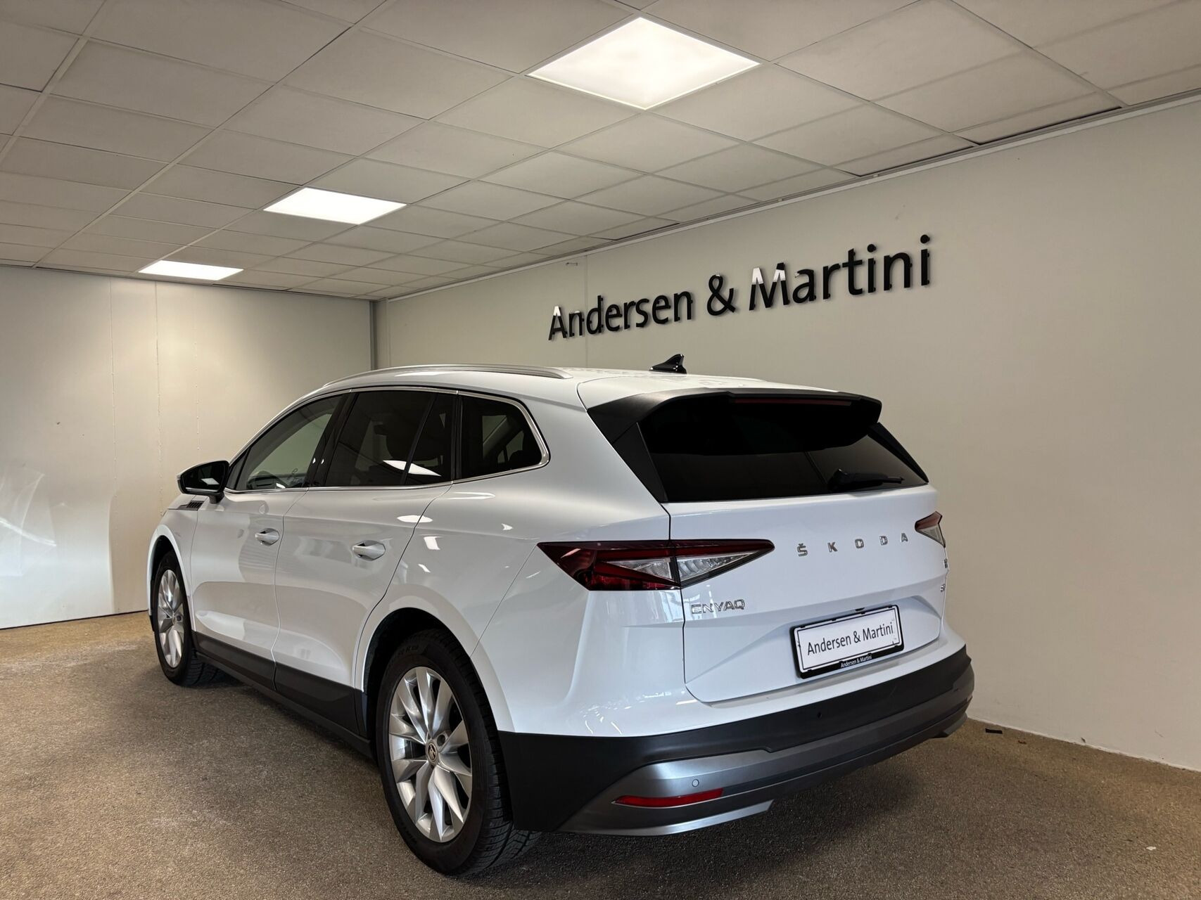 Hvid Skoda Enyaq fra 2023