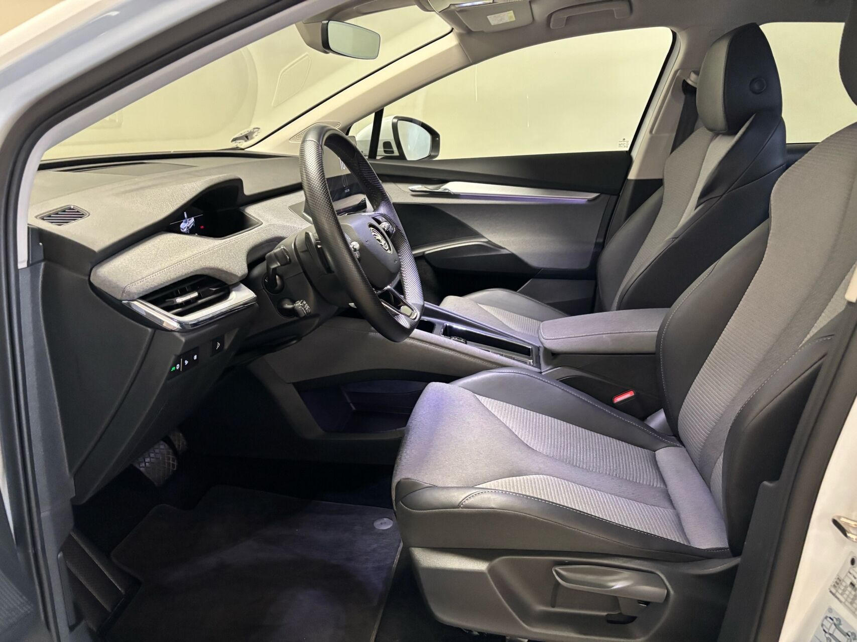 Hvid Skoda Enyaq fra 2023