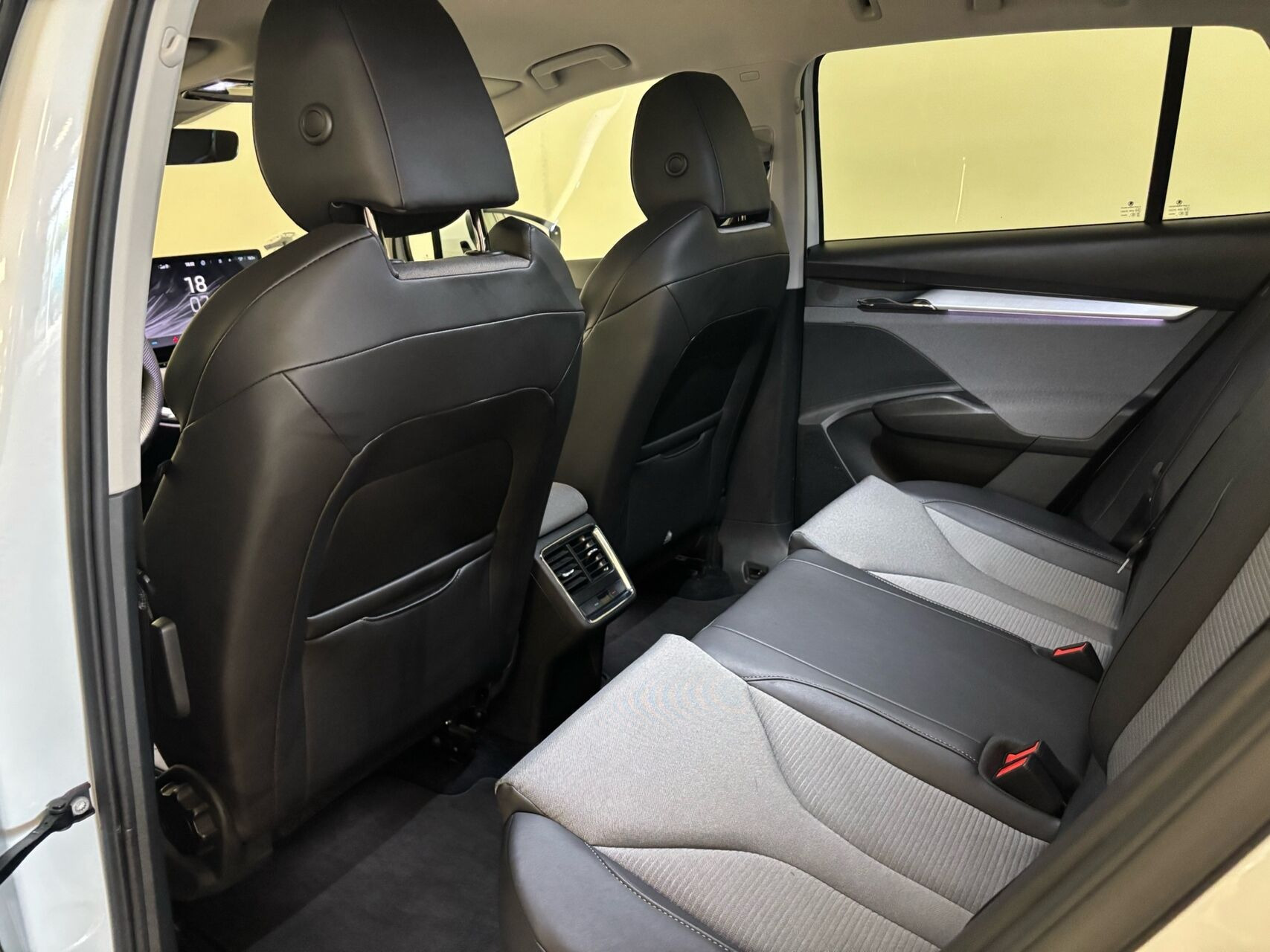 Hvid Skoda Enyaq fra 2023