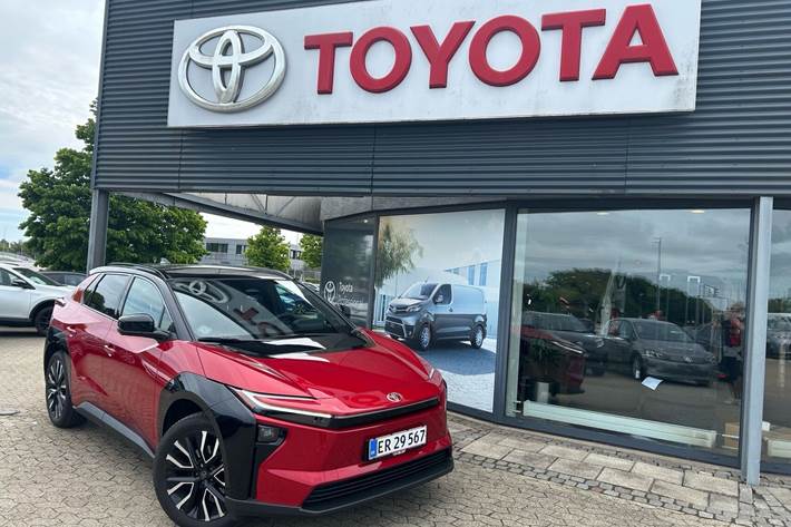 Rød Toyota BZ4X fra 2026