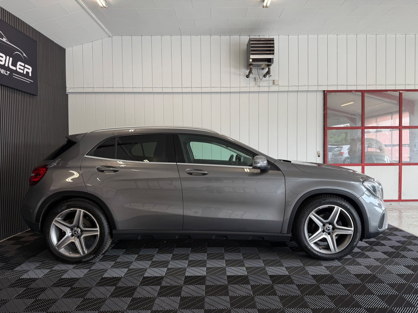 Grå Mercedes GLA220 d fra 2017