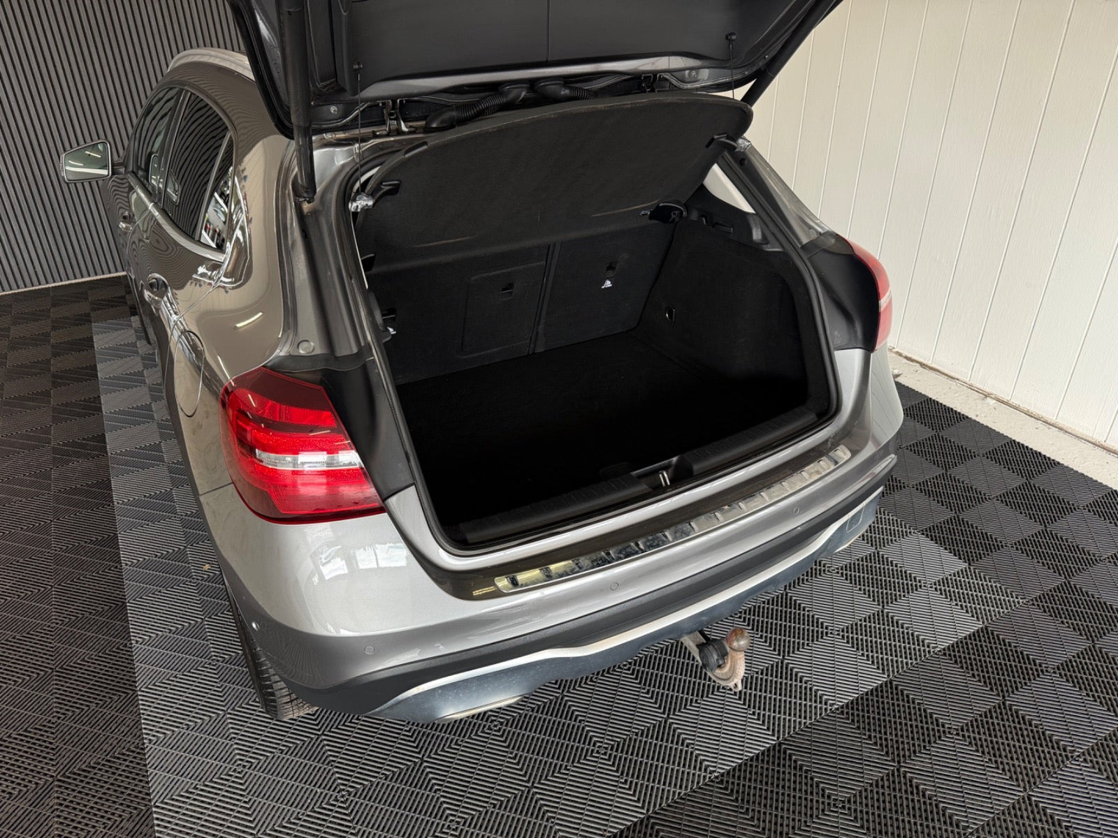 Grå Mercedes GLA220 d fra 2017