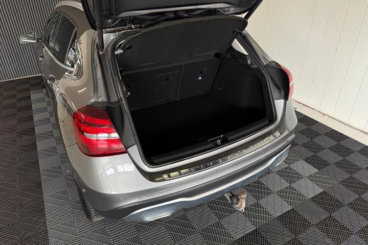 Grå Mercedes GLA220 d fra 2017