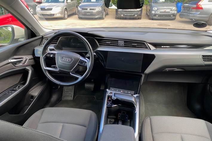 Orange Audi e-tron fra 2021