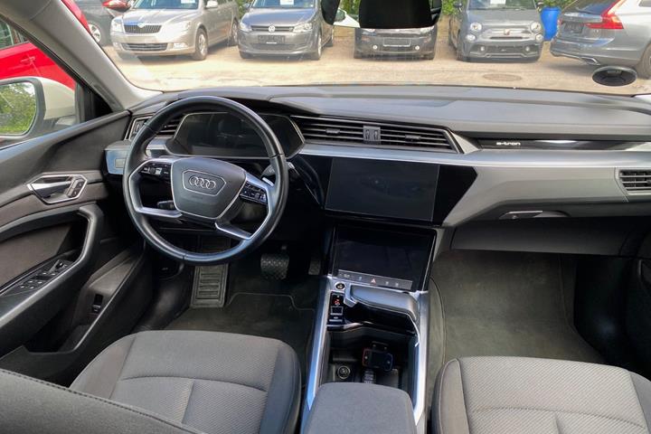 Orange Audi e-tron fra 2021