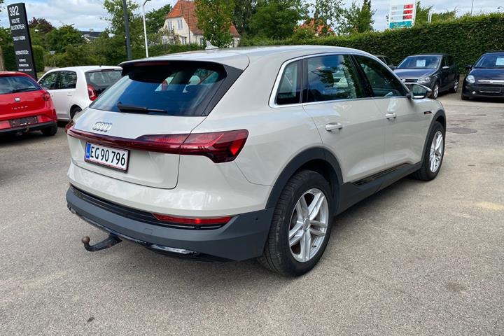 Orange Audi e-tron fra 2021