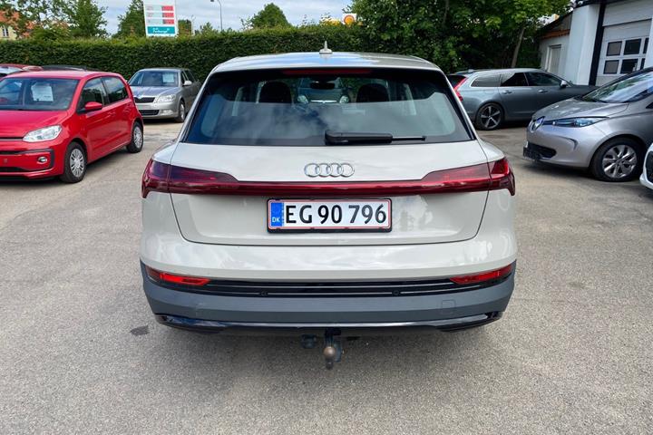 Orange Audi e-tron fra 2021