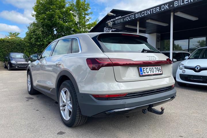 Orange Audi e-tron fra 2021
