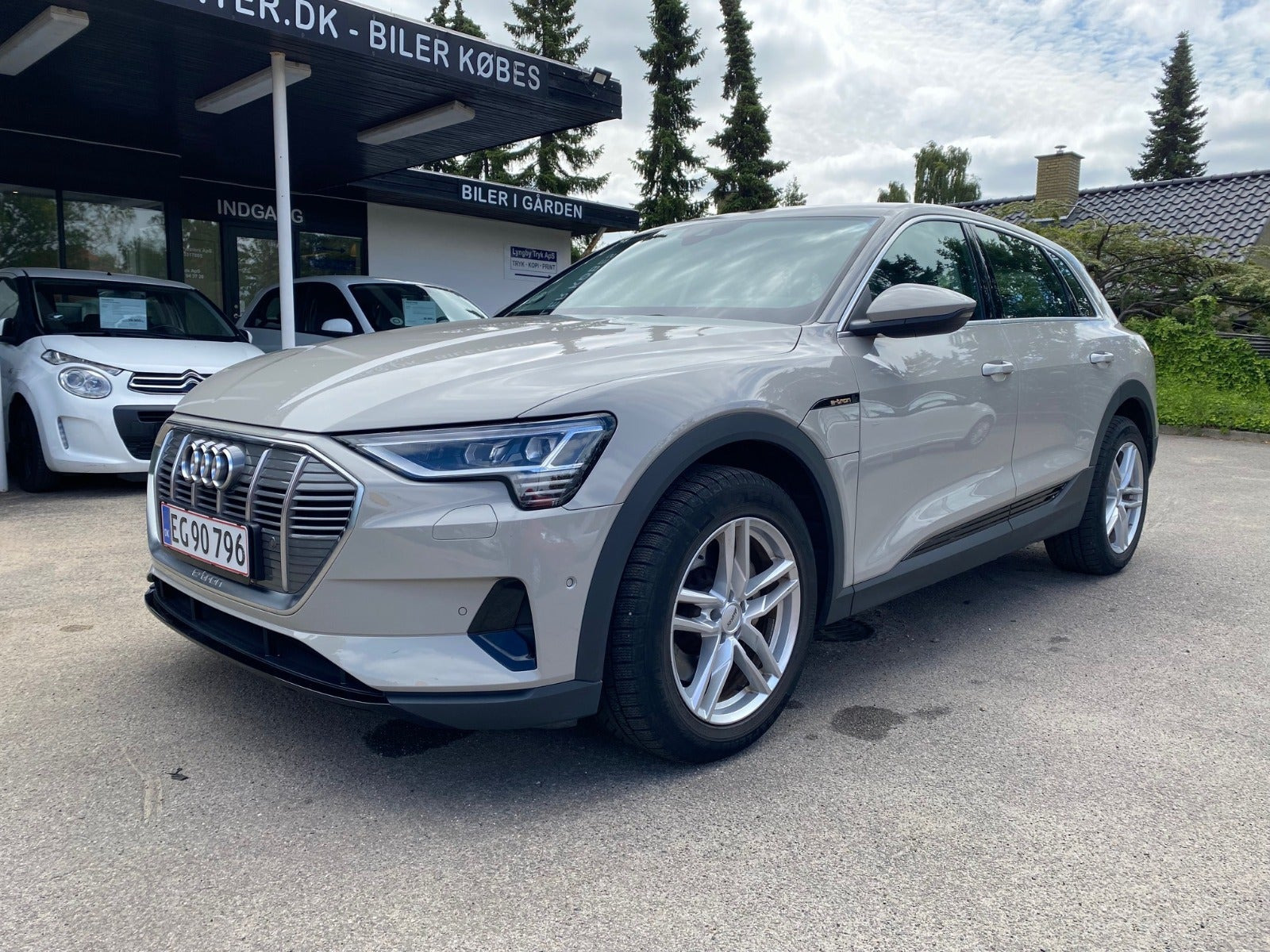 Orange Audi e-tron fra 2021