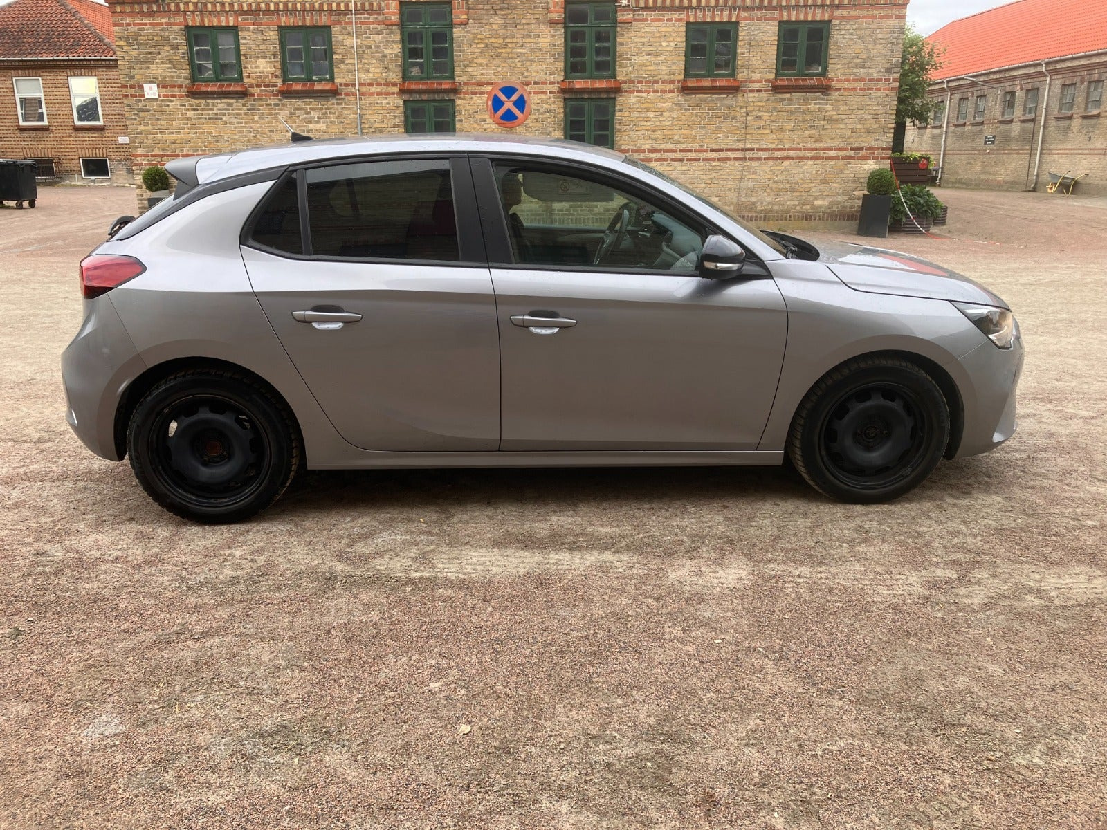 Grå Opel Corsa fra 2020