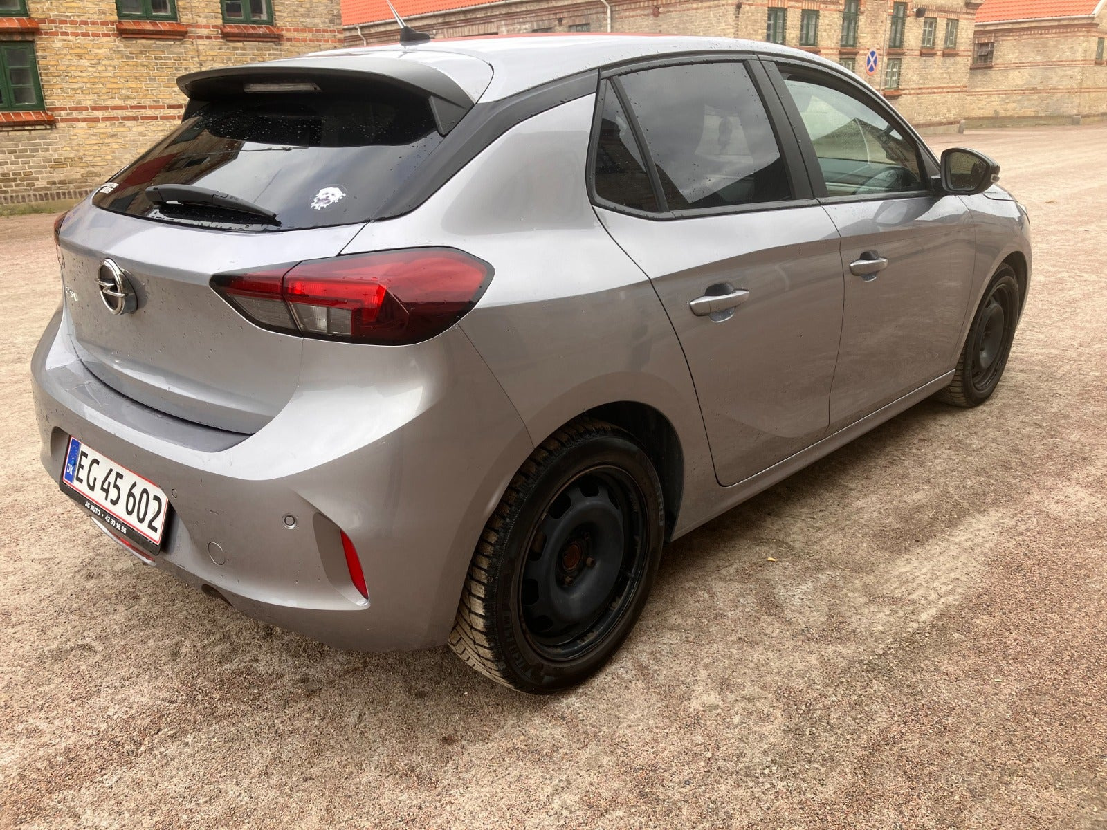 Grå Opel Corsa fra 2020