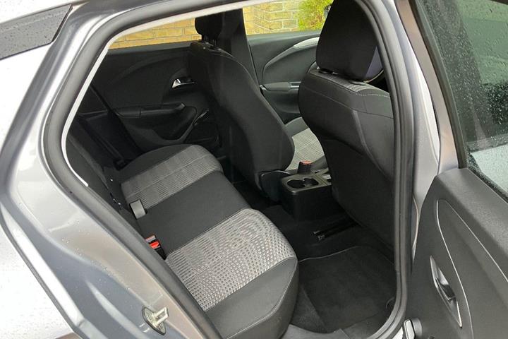 Grå Opel Corsa fra 2020