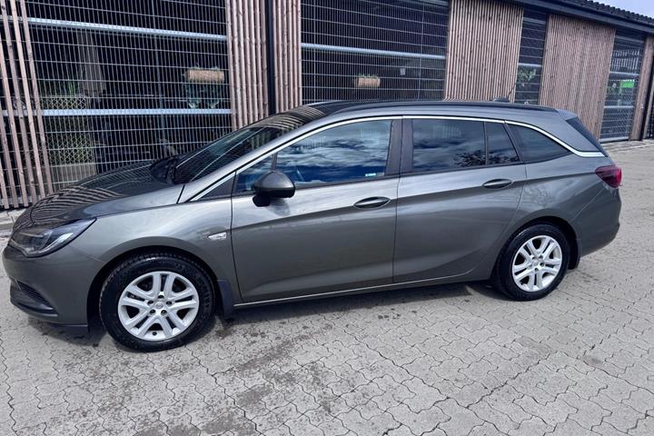 Grå Opel Astra fra 2017